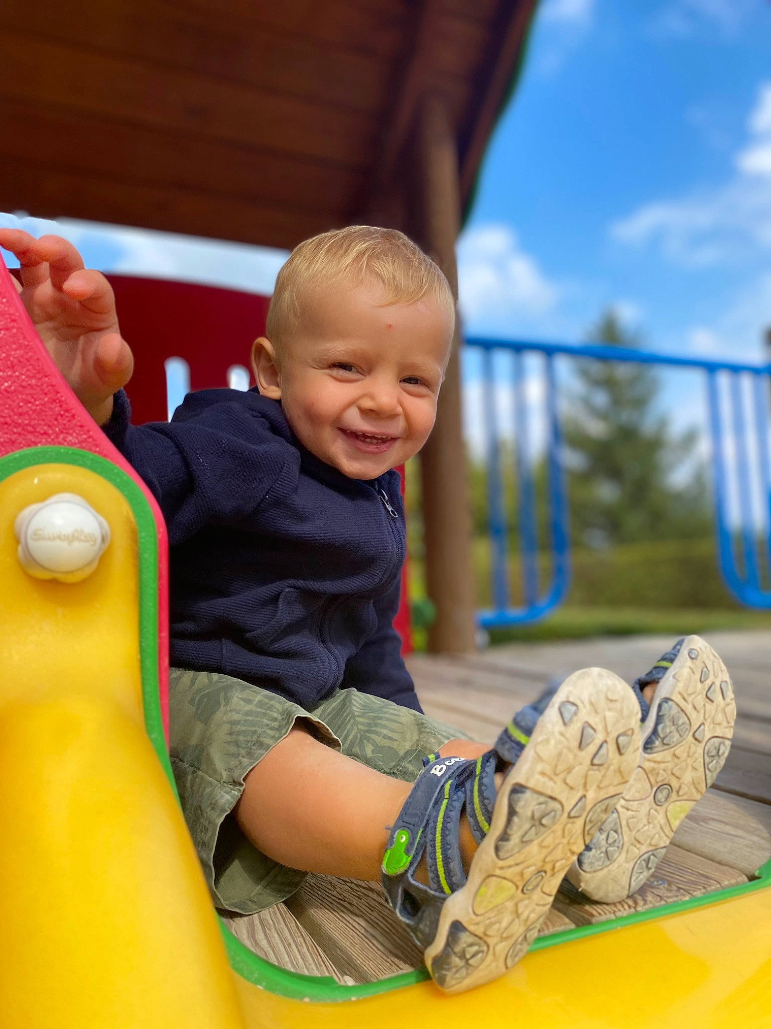 Mathéo a rejoint le concours — aidez-le/la à gagner de superbes lots ! child, cloud, finger, fun, grass, hand, happy, joy, knee, leg, leisure, outdoor_play_equipment, outdoor_recreation, person, recreation, shorts, sky, smile, sneakers, thigh
