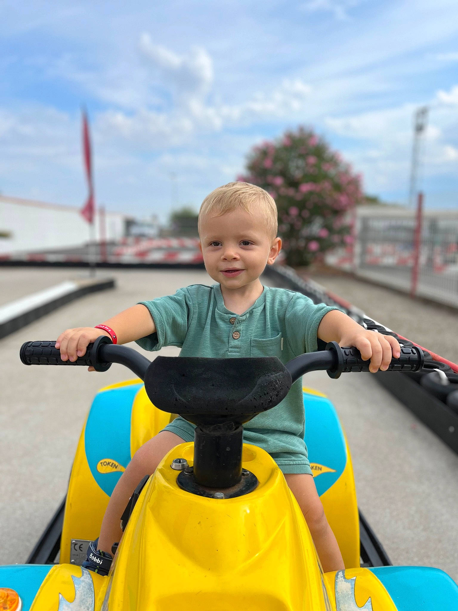 Mathéo a rejoint le concours — aidez-le/la à gagner de superbes lots ! asphalt, automotive_design, child, cloud, electric_blue, fun, joy, leisure, mode_of_transport, motor_vehicle, motorsport, person, personal_protective_equipment, recreation, sky, sports, t_shirt, toddler, travel, tree