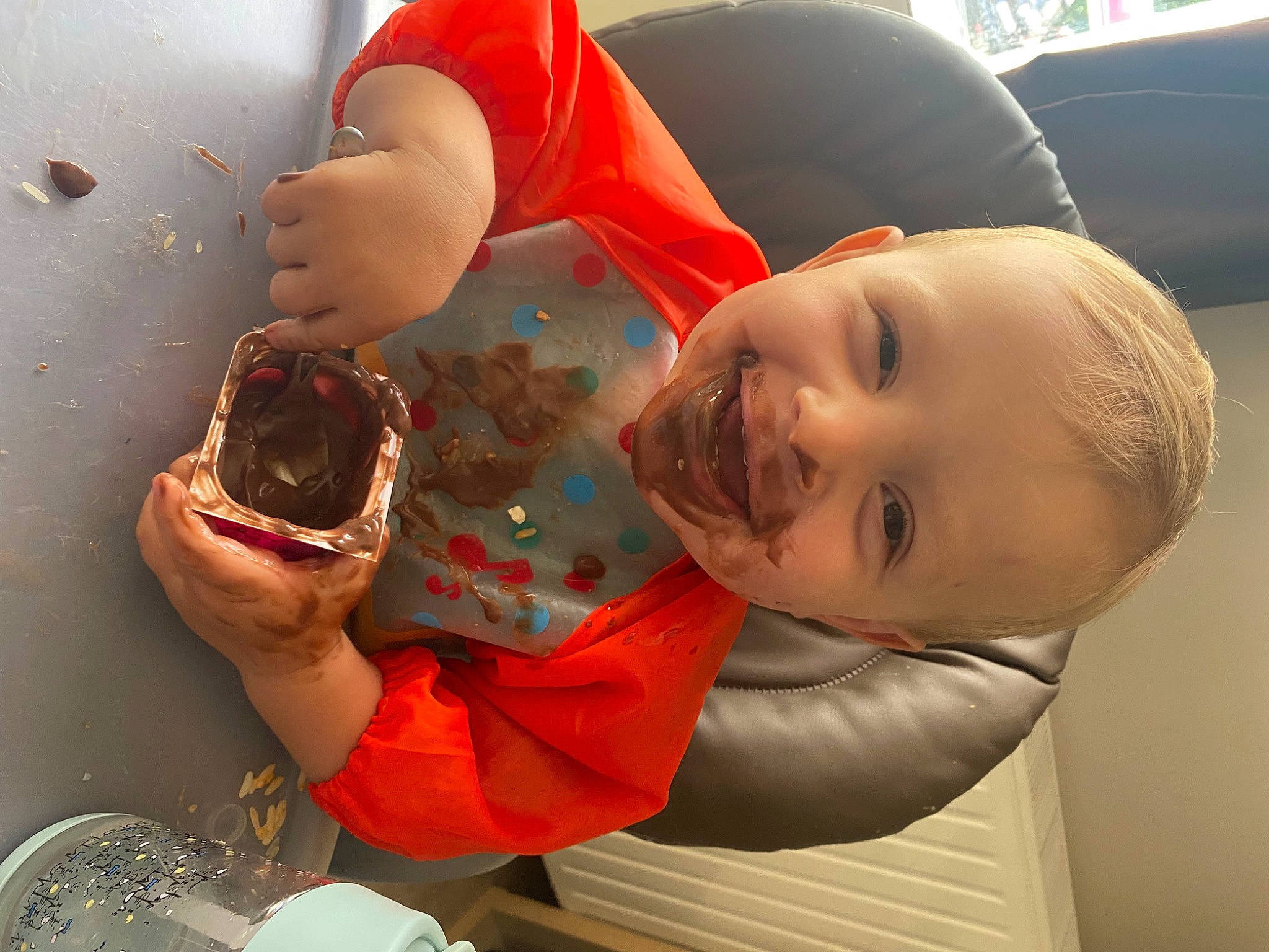 Mathéo a rejoint le concours — aidez-le/la à gagner de superbes lots ! baby, baking, child, comfort_food, dessert, fast_food, finger, flesh, food, fun, happy, joy, mouth, nail, pastry, person, plate, play, smile, sweetness