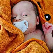Aylan a rejoint le concours — aidez-le/la à gagner de superbes lots ! baby, infant, pacifier, orange_towel, wrapped, sleepy, cute, newborn, skin, hand, face, hooded_towel, cozy, child, portrait, resting, indoors, soft_texture, blanket, peaceful