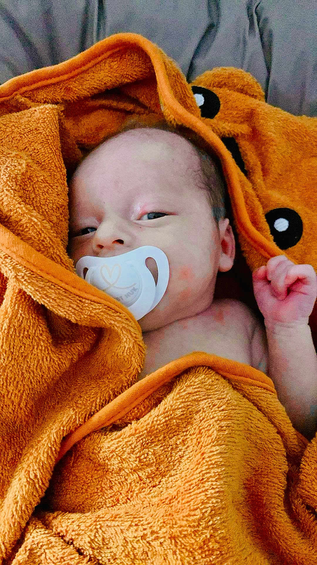 Aylan a rejoint le concours — aidez-le/la à gagner de superbes lots ! baby, infant, pacifier, orange_towel, wrapped, sleepy, cute, newborn, skin, hand, face, hooded_towel, cozy, child, portrait, resting, indoors, soft_texture, blanket, peaceful