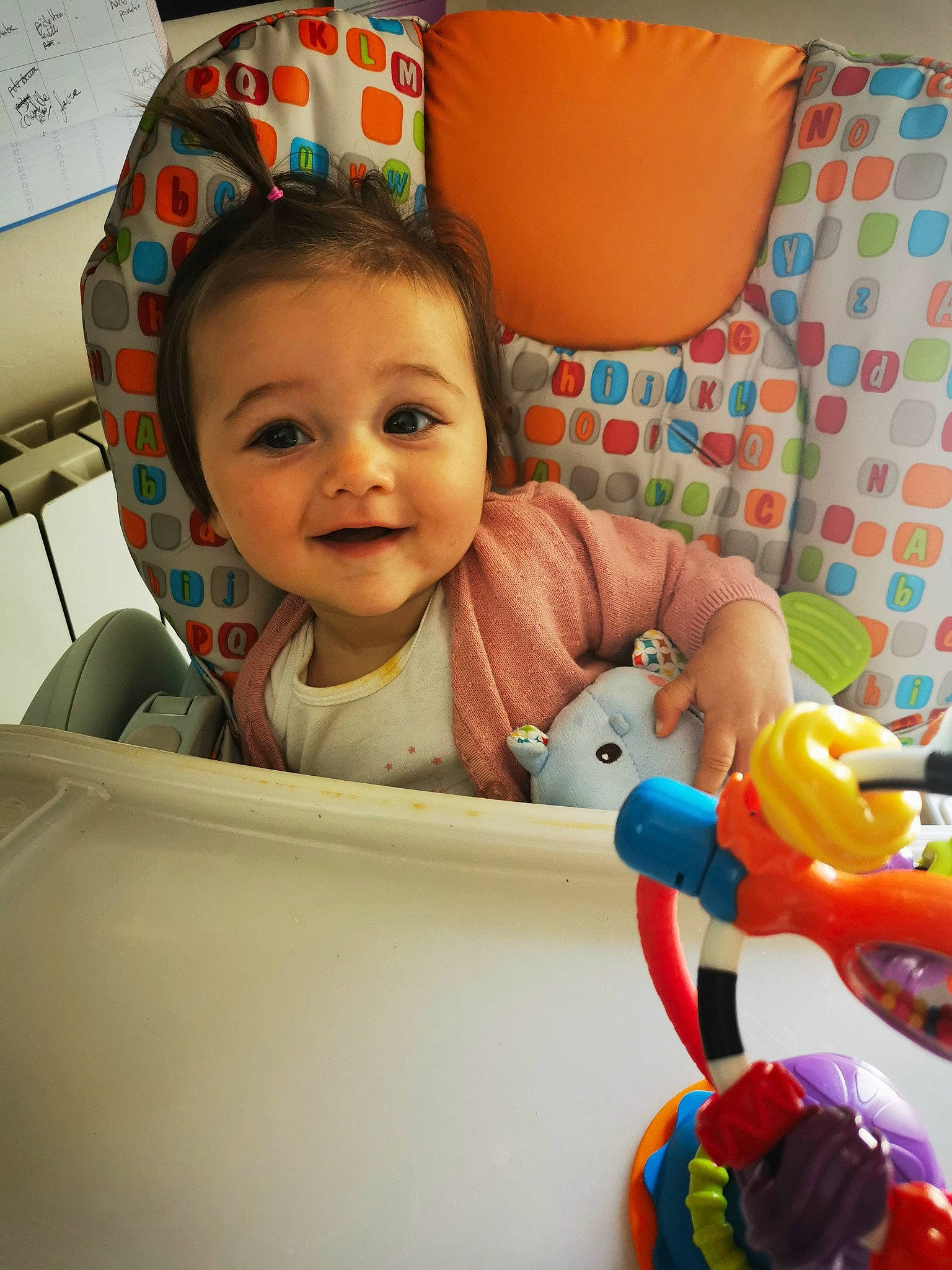 Lilas participe au concours pour gagner de l'argent avec cette photo : baby, baby_playing_with_toys, baby_products, baby_safety, baby_toddler_clothing, cheek, child, comfort, eye, facial_expression, finger, fun, happy, human_body, joy, nose, person, product, skin, smile