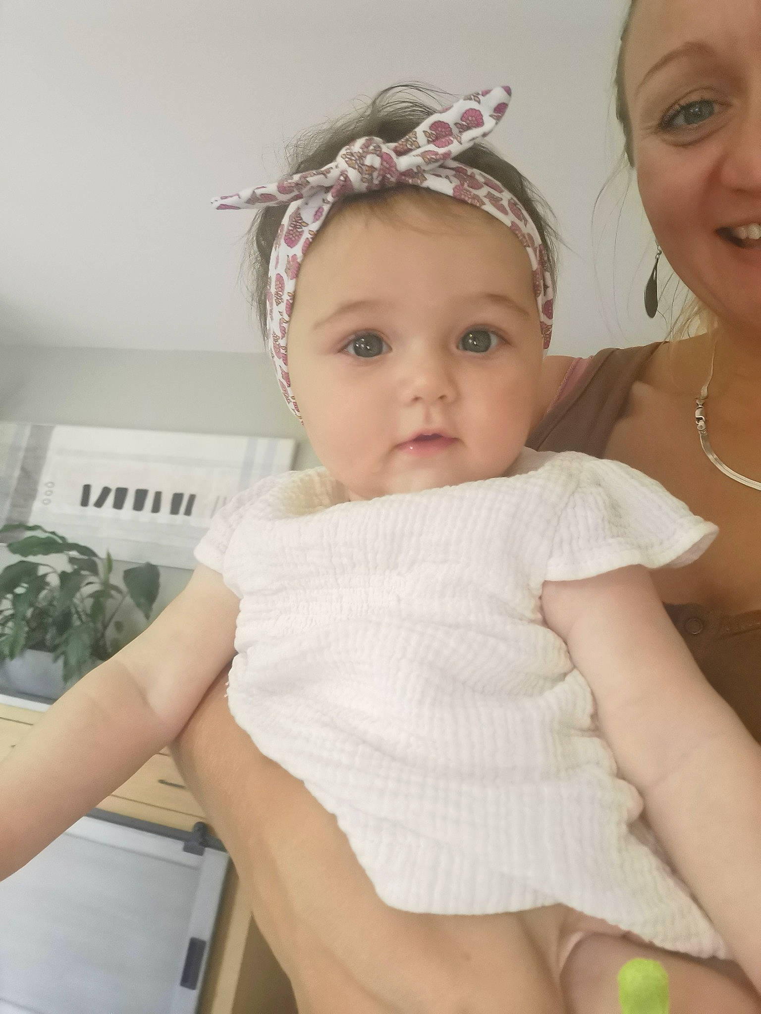 Lilas participe au concours pour gagner de l'argent avec cette photo : baby, baby_toddler_clothing, cap, chin, eyelash, happy, headband, headpiece, iris, jewellery, joy, neck, necklace, person, shoulder, skin, sleeve, smile, standing, textile