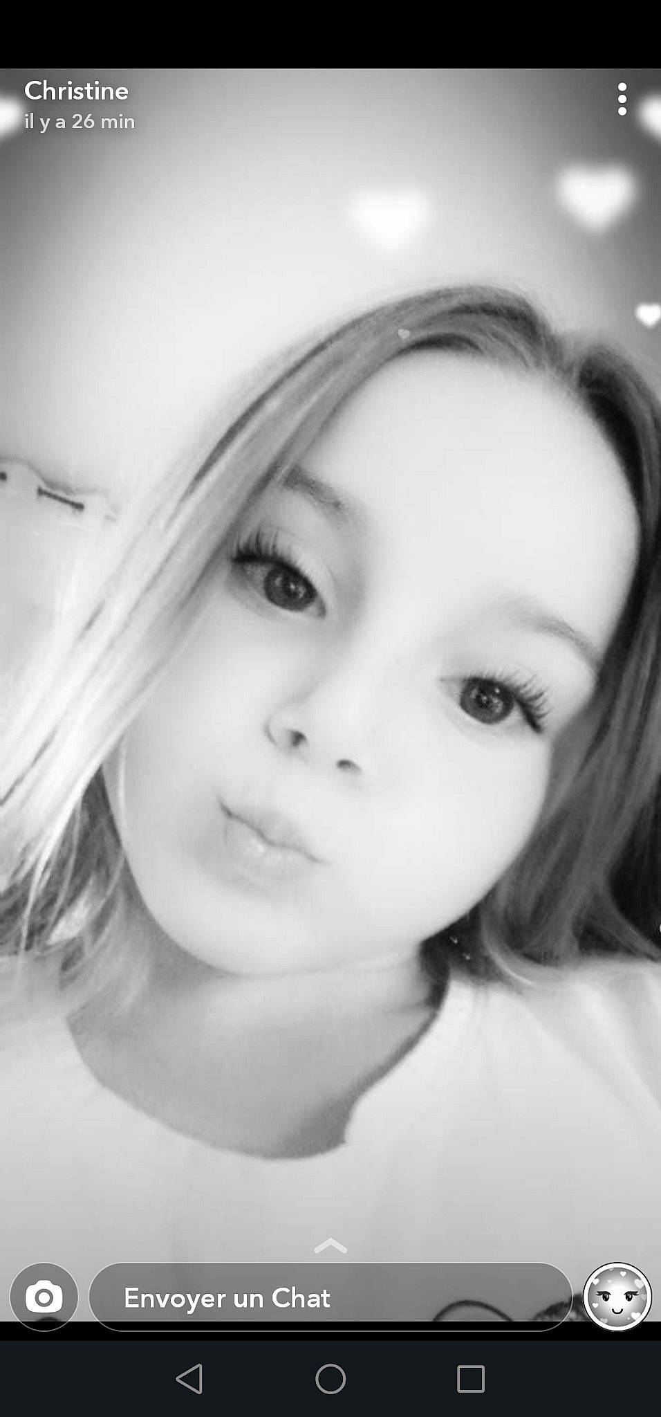 Thaycia participe au concours pour gagner de l'argent avec cette photo : black_and_white, cheek, chin, close_up, eye, eyebrow, eyelash, flash_photography, forehead, hair, happy, iris, jaw, lip, long_hair, monochrome, mouth, nose, person, skin