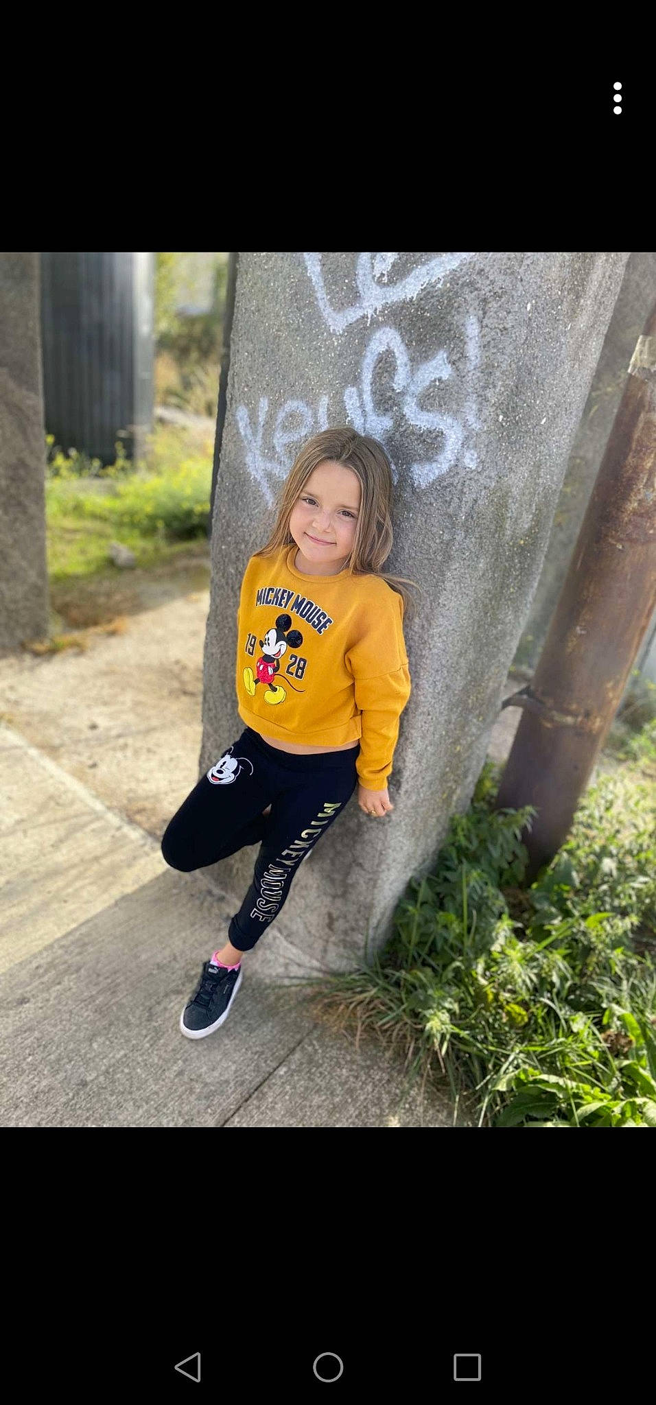 Thaycia participe au concours pour gagner de l'argent avec cette photo : child, flash_photography, footwear, forest, grass, happy, joy, leaf, leisure, people_in_nature, person, plant, recreation, road_surface, sleeve, t_shirt, textile, tints_and_shades, toddler, tree