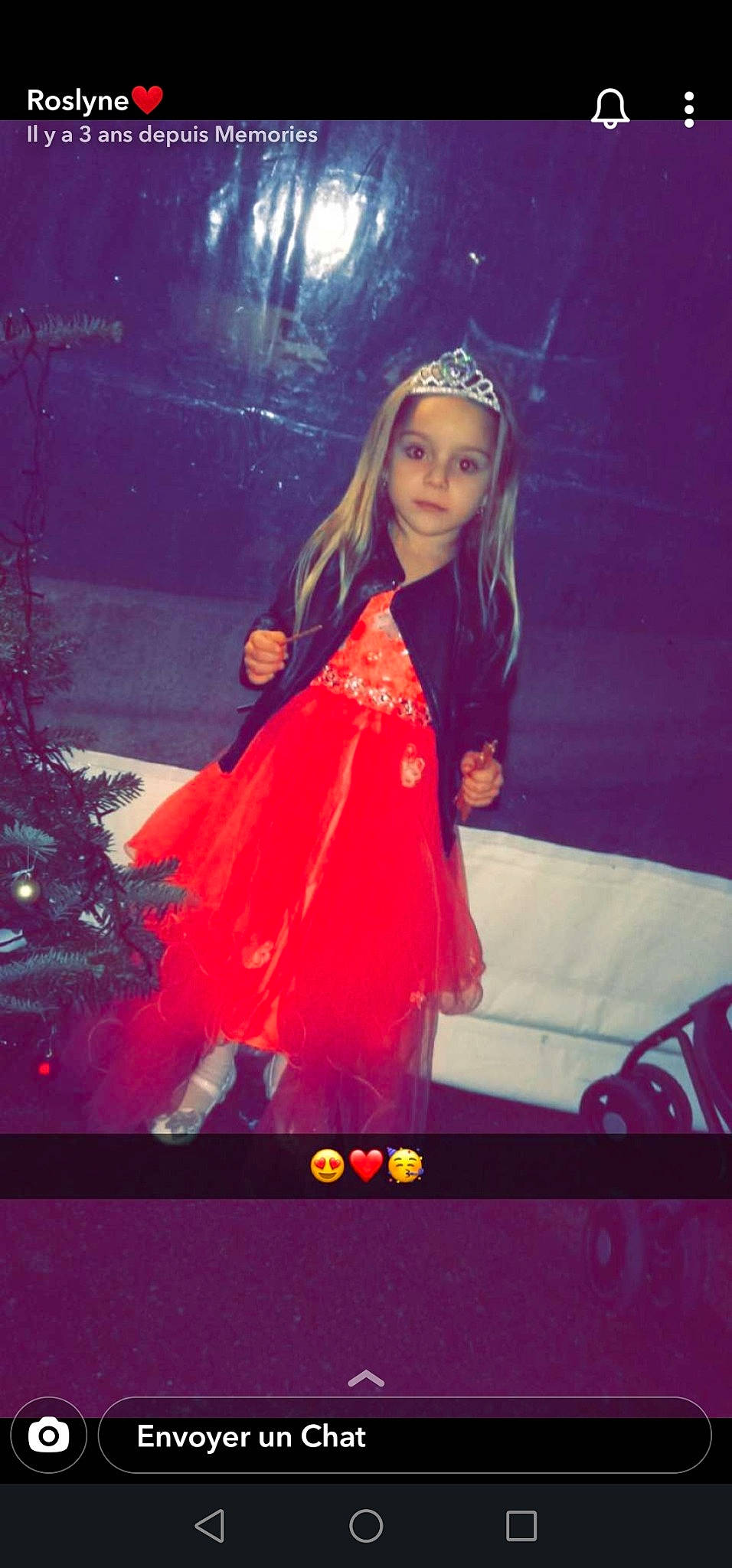 Thaycia a rejoint le concours — aidez-le/la à gagner de superbes lots ! blond, costume, display_device, dress, electric_blue, event, fashion_accessory, fashion_design, flash_photography, formal_wear, fun, gown, haute_couture, headwear, long_hair, magenta, peach, person, pink, sleeve