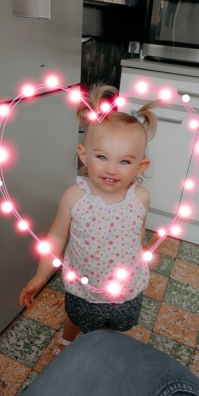 Lou participe au concours pour gagner de l'argent avec cette photo : baby, baby_toddler_clothing, beauty, child, event, fashion_accessory, flash_photography, fun, happy, jewellery, joy, light, magenta, pattern, person, pink, purple, red, sleeve, smile