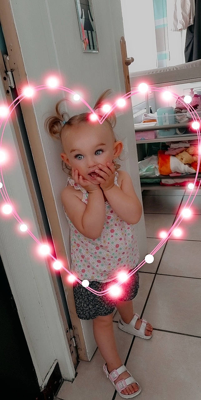 Lou a rejoint le concours — aidez-le/la à gagner de superbes lots ! baby_toddler_clothing, beauty, dress, event, eyelash, fashion, fun, happy, human_leg, light, lighting, magenta, party_supply, person, photograph, pink, purple, shorts, snapshot, standing