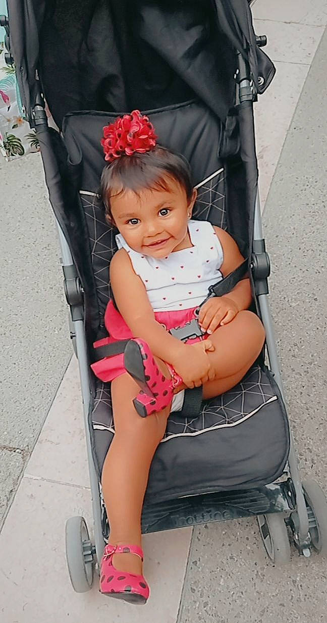 Shanna a rejoint le concours — aidez-le/la à gagner de superbes lots ! baby, baby_carriage, baby_products, child, human_leg, leg, person, plant, product, sitting, skin, smile, thigh, toddler