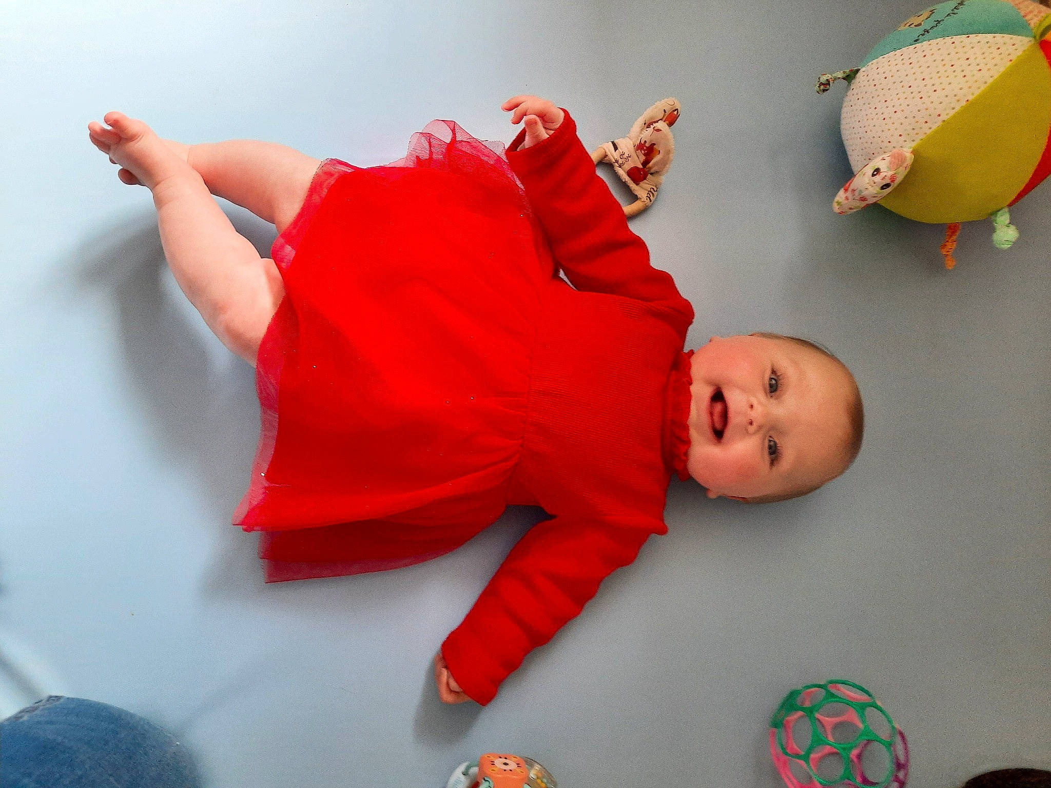 Gaby participe au concours pour gagner de l'argent avec cette photo : arm, baby, baby_toddler_clothing, carmine, child, comfort, event, finger, fun, green, happy, joint, knee, orange, person, pink, red, room, sleeve, toddler