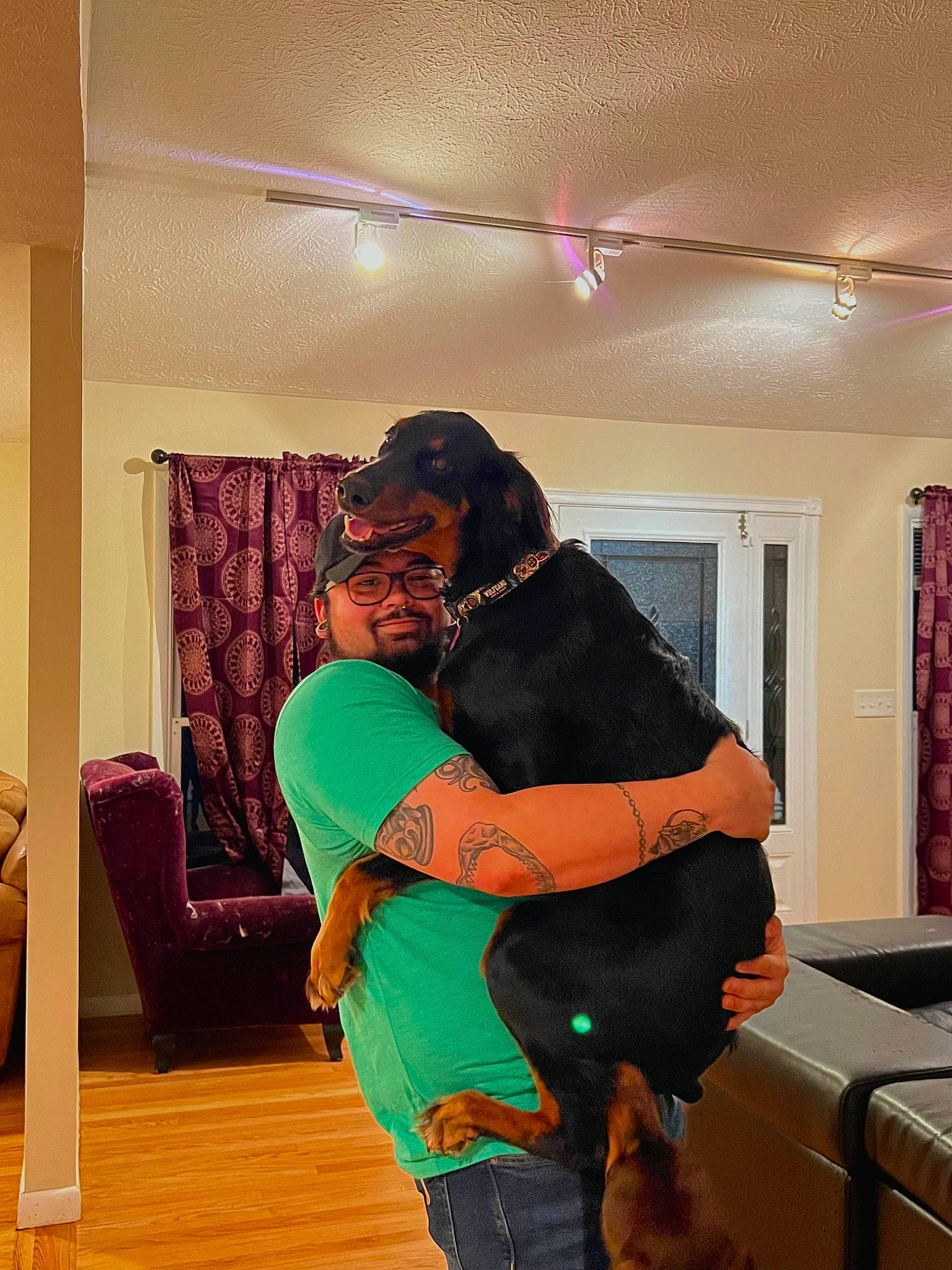 Nova is registered to the contest to win money with this photo: comfort, couch, event, flash_photography, flooring, fun, happy, hardwood, interior_design, jeans, leisure, living_room, magenta, room, shoulder, sitting, t_shirt, textile, thigh, trunk