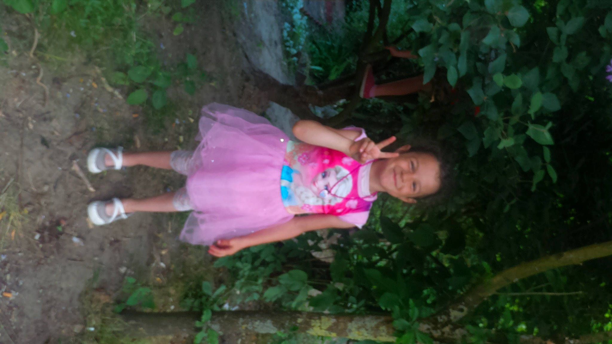 Julia participe au concours pour gagner de l'argent avec cette photo : fun, joy, jungle, leaf, leisure, person, pink, plant