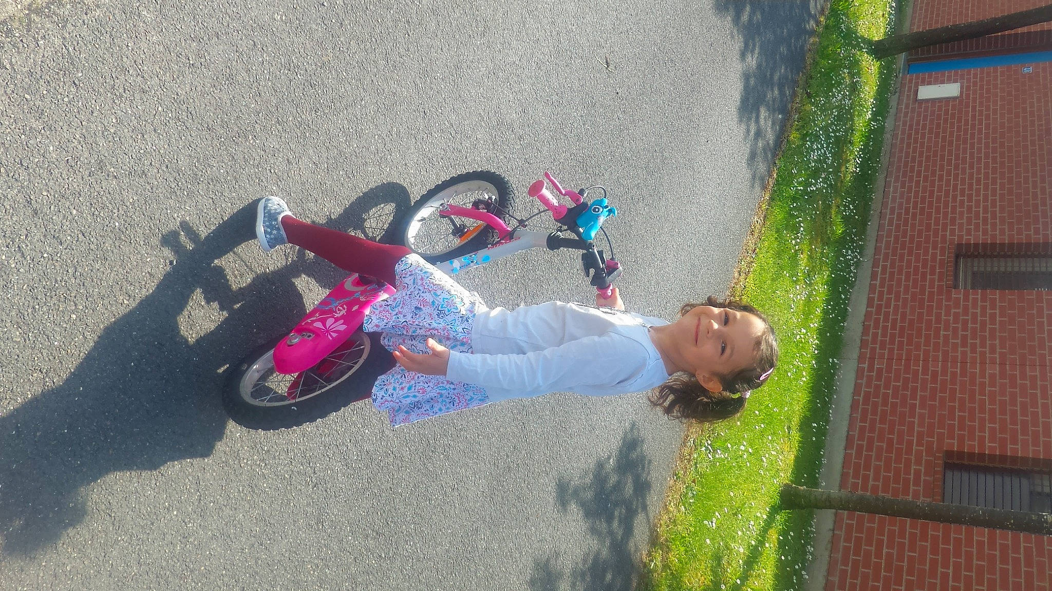 Julia participe au concours pour gagner de l'argent avec cette photo : fun, joy, person, vehicle