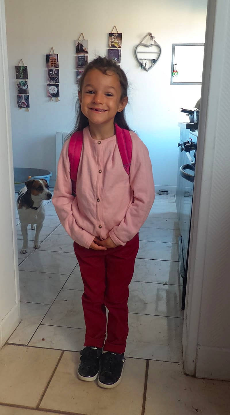Julia participe au concours pour gagner de l'argent avec cette photo : child, footwear, joy, outerwear, person, pink, shoe, standing, toddler