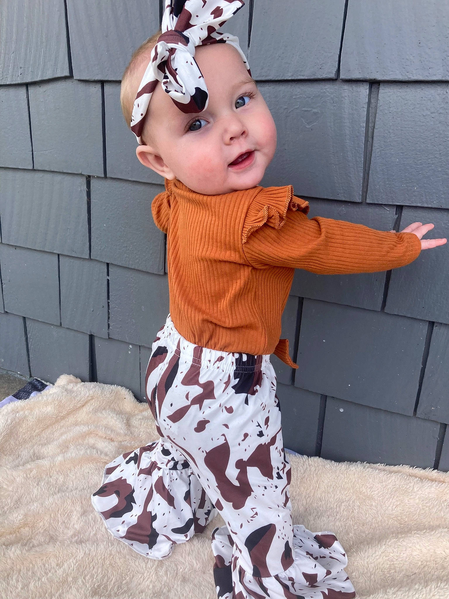 Emilie is registered to the contest to win money with this photo: baby, baby_toddler_clothing, child, cool, eye, eyewear, face, fawn, happy, head, headwear, joint, leg, orange, outerwear, person, pink, sleeve, textile, toddler