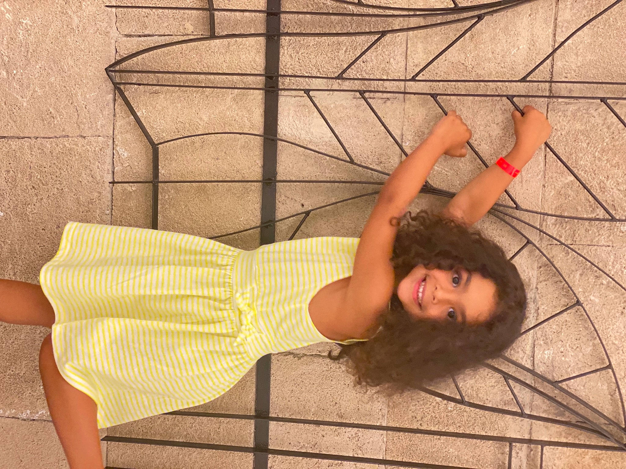 Laly a rejoint le concours — aidez-le/la à gagner de superbes lots ! comfort, elbow, fashion_accessory, flash_photography, flooring, fun, human_leg, joint, joy, knee, leg, leisure, pattern, person, shade, shadow, sitting, textile, thigh, tints_and_shades