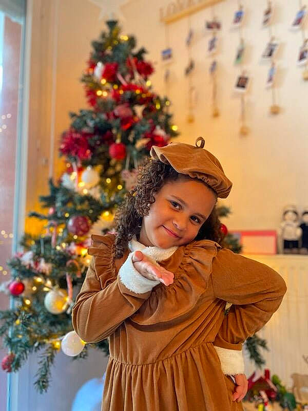 Laly-rose a rejoint le concours — aidez-le/la à gagner de superbes lots ! christmas_decoration, christmas_ornament, christmas_tree, event, evergreen, face, fun, happy, holiday, holiday_ornament, human_body, joy, leaf, ornament, people, person, photograph, plant, smile, snapshot