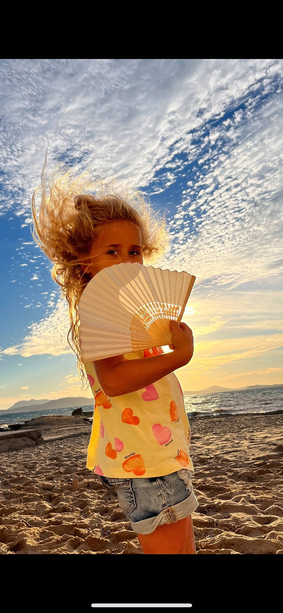 Nelia participe au concours pour gagner de l'argent avec cette photo : beach, cloud, daytime, flash_photography, fun, gesture, hand, happy, landscape, leisure, people_in_nature, people_on_beach, person, sand, shore, sky, standing, summer, sunlight, travel