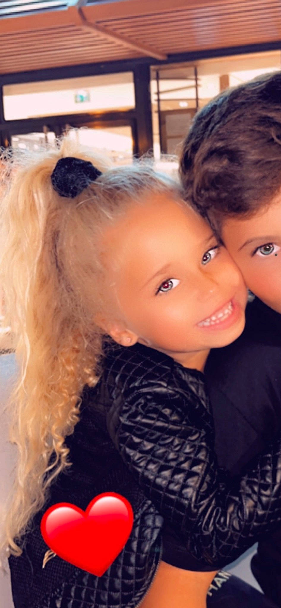 Nelia participe au concours pour gagner de l'argent avec cette photo : bangs, black_hair, blond, brown_hair, cheek, child, eyebrow, eyelash, fashion_accessory, fun, fur, happy, iris, joy, lip, long_hair, nose, person, skin, smile