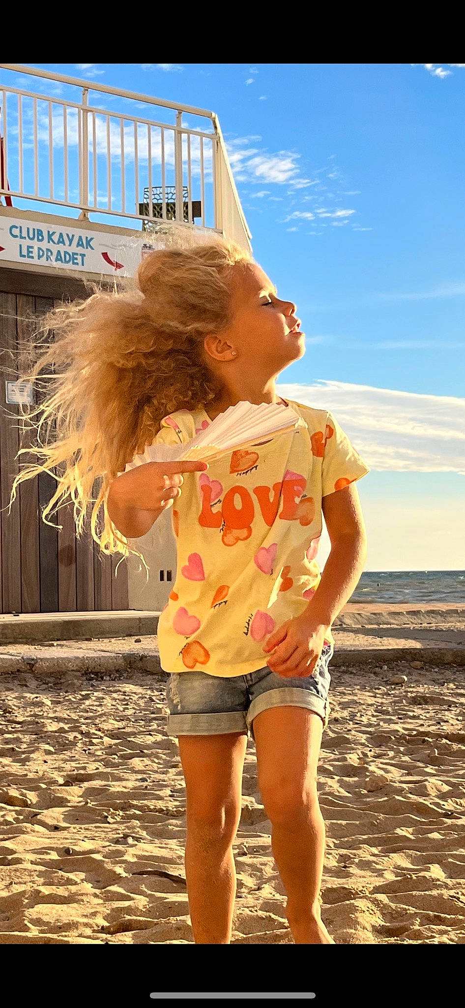Nelia participe au concours pour gagner de l'argent avec cette photo : beach, cloud, cool, eyewear, flash_photography, fun, happy, leisure, people_in_nature, people_on_beach, person, shorts, sky, sleeve, standing, summer, sunlight, surfer_hair, thigh, toddler
