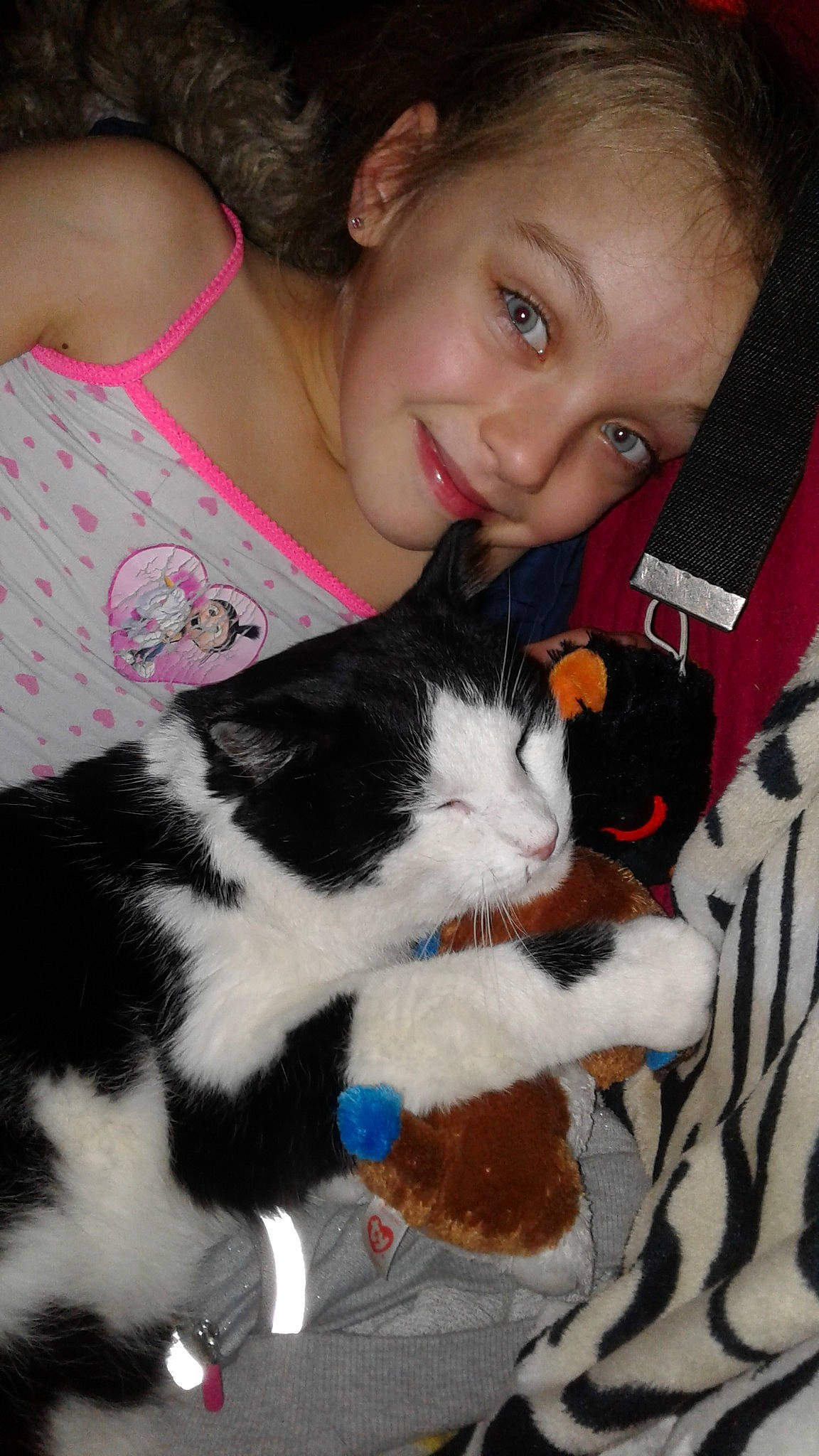 Michaella a rejoint le concours — aidez-le/la à gagner de superbes lots ! black_hair, cat, cat_like_mammal, child, ear, eye, fun, girl, joy, kitten, mammal, nose, organ, person, pink, skin, small_to_medium_sized_cats, smile, snapshot, textile