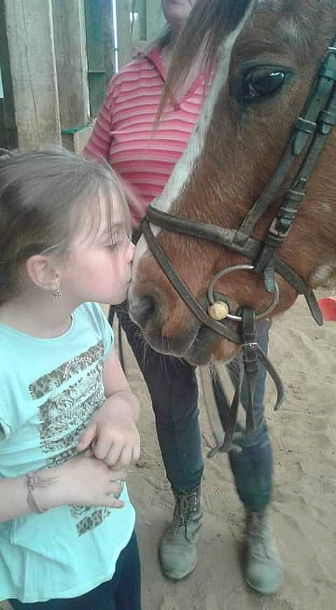 Michaella participe au concours pour gagner de l'argent avec cette photo : bridle, child, farrier, head, horse, horse_grooming, horse_harness, horse_like_mammal, horse_supplies, horse_tack, livestock, mammal, mane, pack_animal, person, pony, rein, snout, toddler