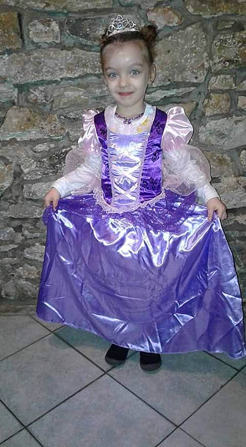 Michaella participe au concours pour gagner de l'argent avec cette photo : clothing, costume, dress, fun, girl, gown, joy, lady, outerwear, person, purple, tradition