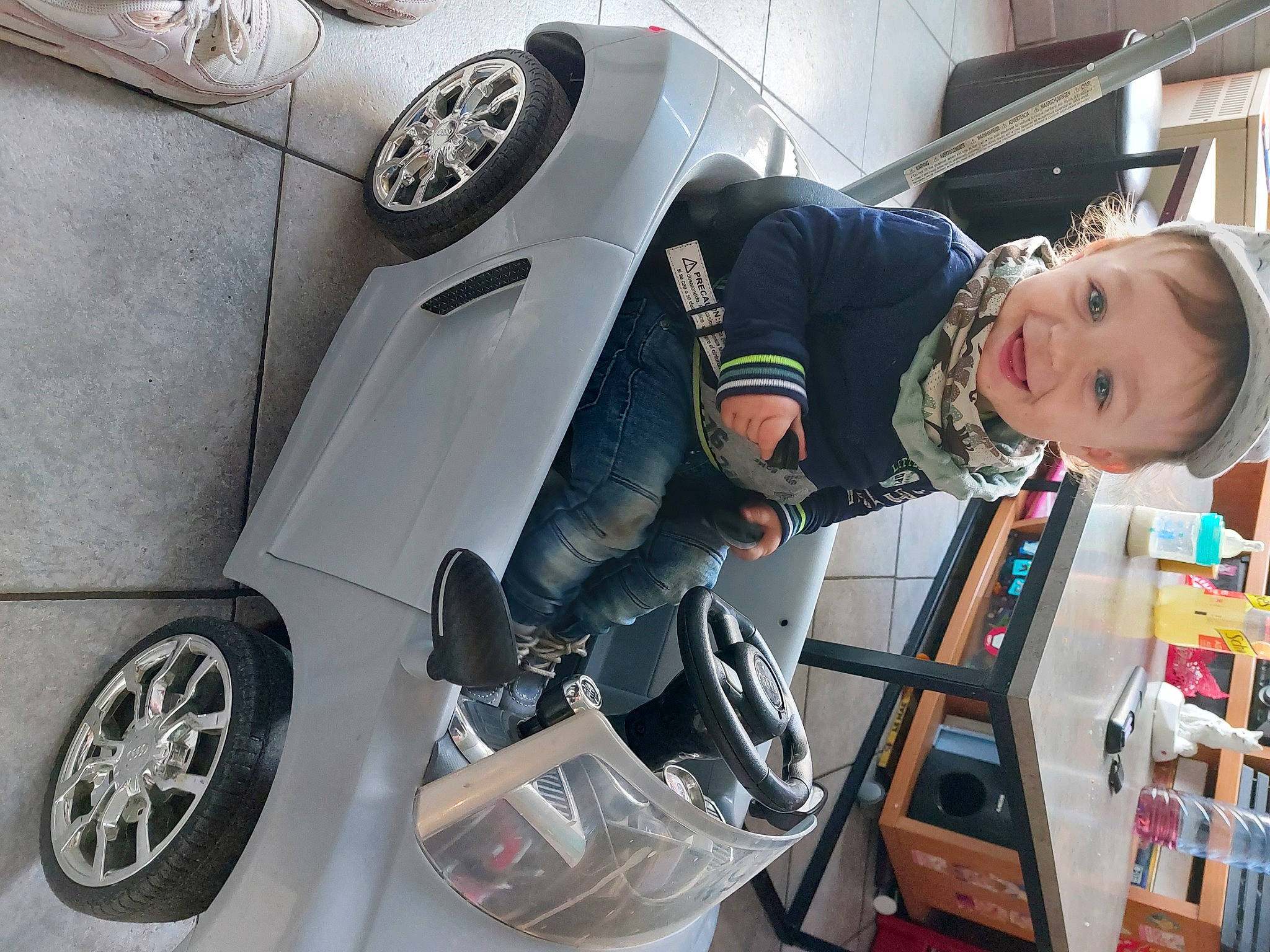 Owen a rejoint le concours — aidez-le/la à gagner de superbes lots ! alloy_wheel, automotive_design, automotive_exterior, automotive_lighting, automotive_tire, automotive_wheel_system, bookcase, bumper, car, fender, hood, hubcap, joy, motor_vehicle, person, personal_luxury_car, rolling, shoe, tire, vehicle