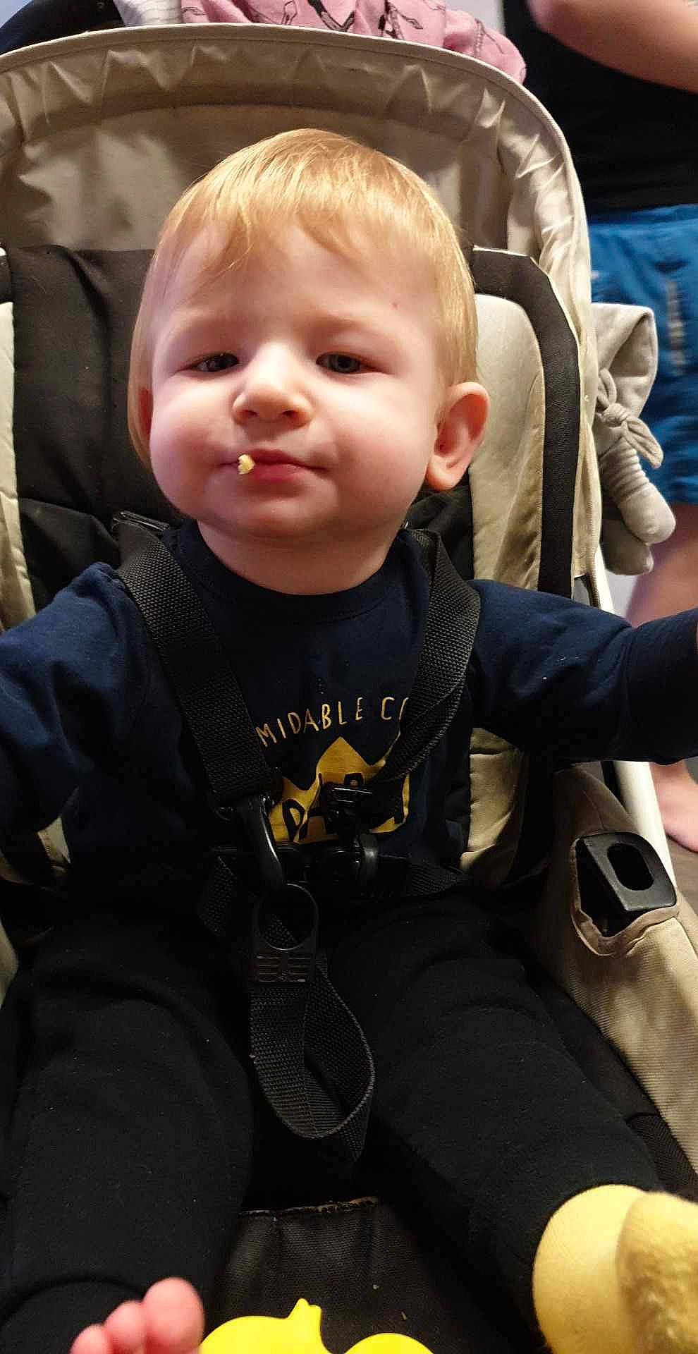 Thiméo participe au concours pour gagner de l'argent avec cette photo : baby, baby_toddler_clothing, cheek, child, chin, comfort, cool, eye, face, fun, happy, head, human, person, sitting, skin, sleeve, smile, t_shirt, toddler