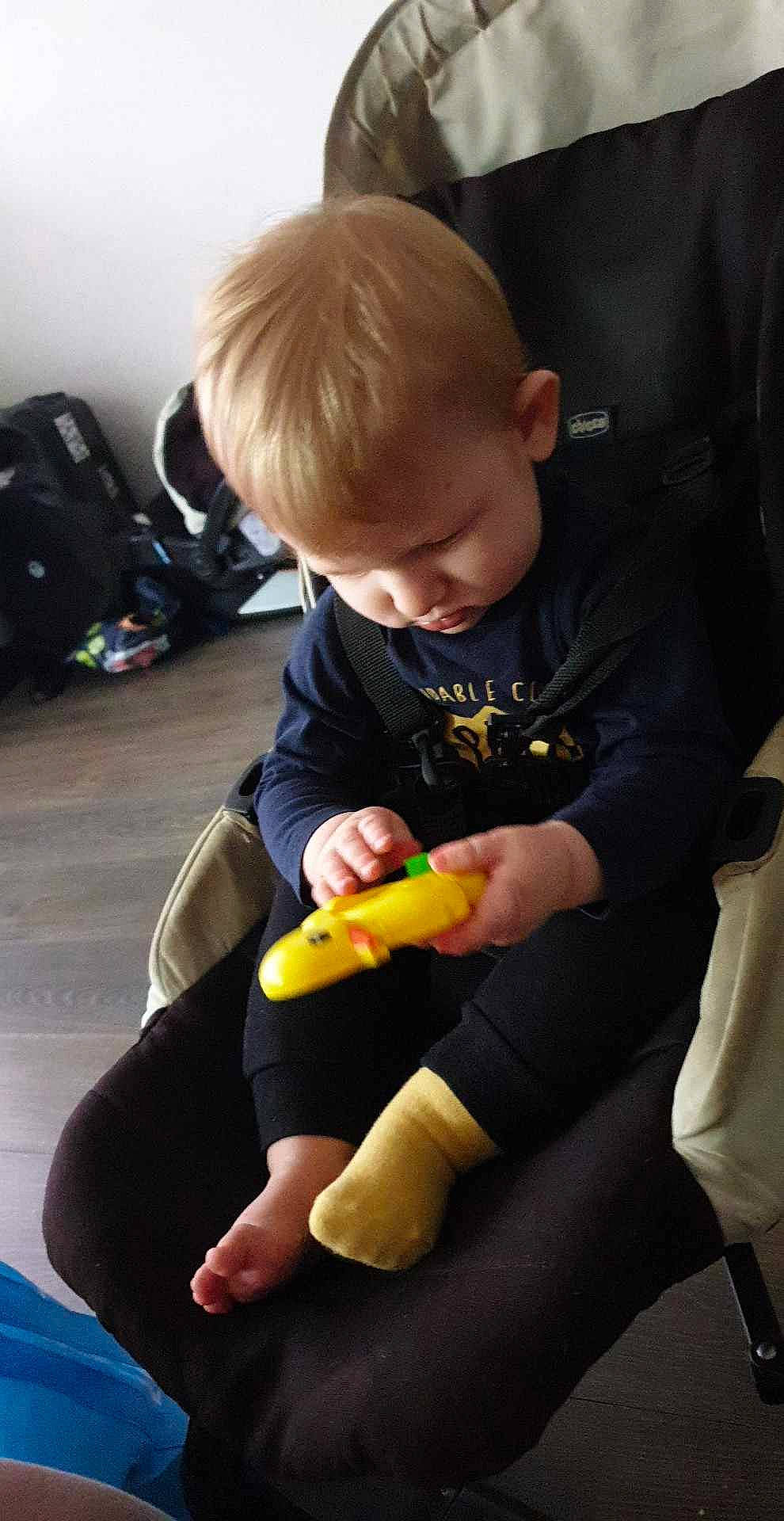 Thiméo a rejoint le concours — aidez-le/la à gagner de superbes lots ! baby, backpack, child, elbow, flooring, fun, hand, human_body, human_leg, knee, lap, nail, person, play, sitting, t_shirt, thigh, thumb, toddler, toy