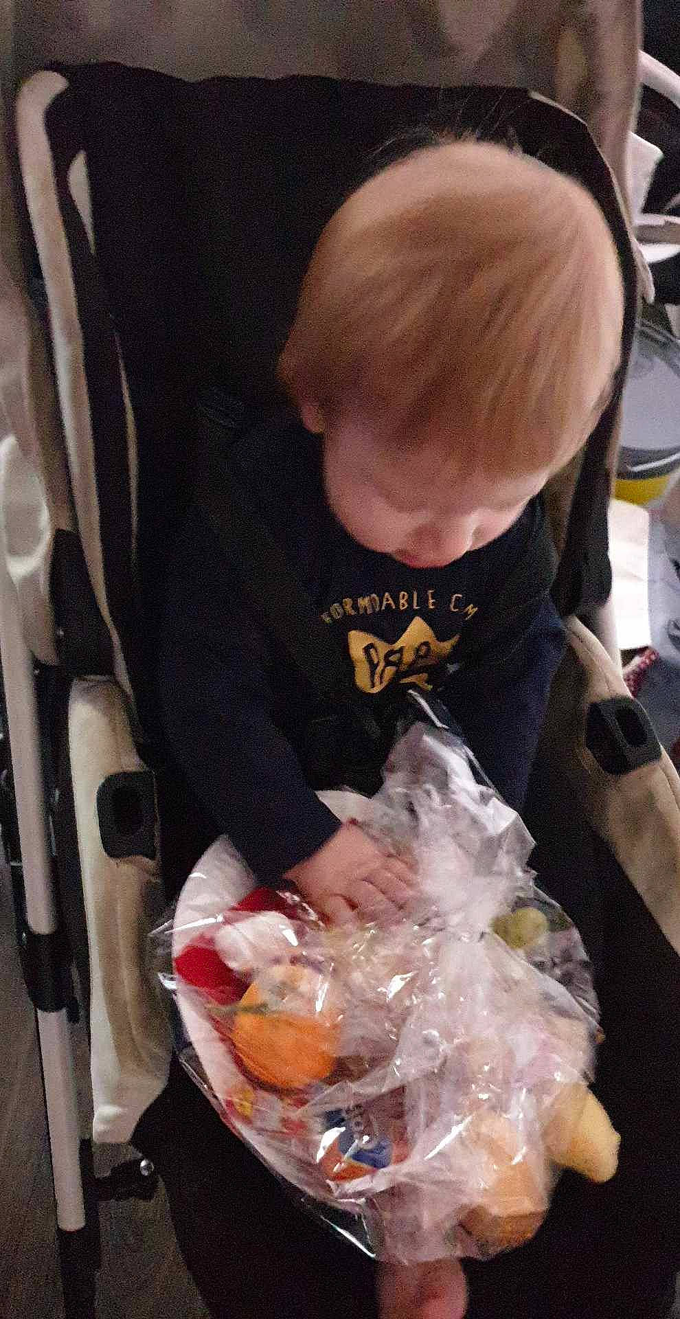 Thiméo a rejoint le concours — aidez-le/la à gagner de superbes lots ! baby, child, comfort_food, cooking, cuisine, dish, flesh, food, junk_food, person, plastic_bag, sitting, sleeve, t_shirt, toddler, waste_container