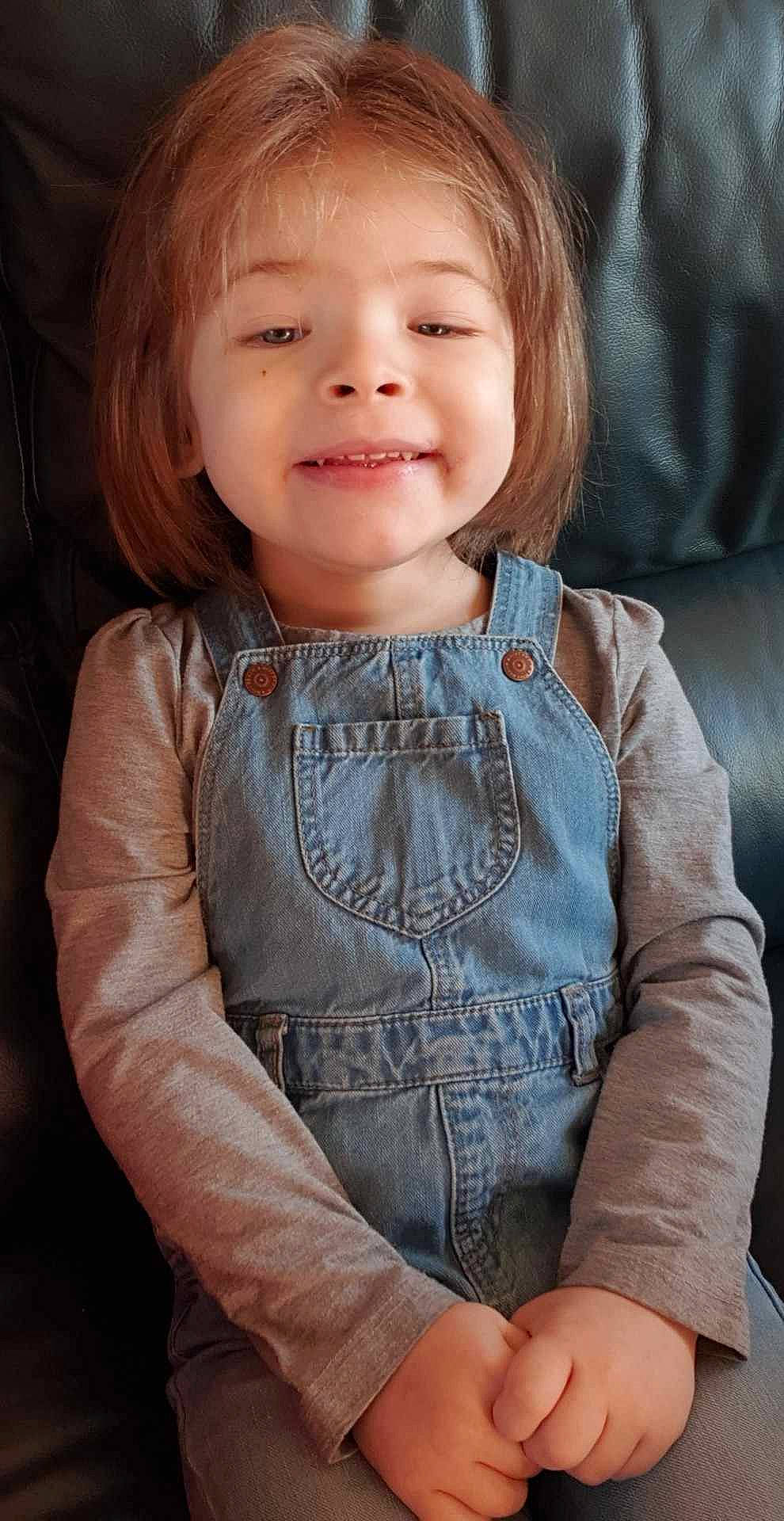 Héléna a rejoint le concours — aidez-le/la à gagner de superbes lots ! baby_toddler_clothing, cheek, chin, collar, eye, eyebrow, face, flash_photography, head, human_body, iris, joy, lip, neck, nose, outerwear, person, skin, sleeve, smile