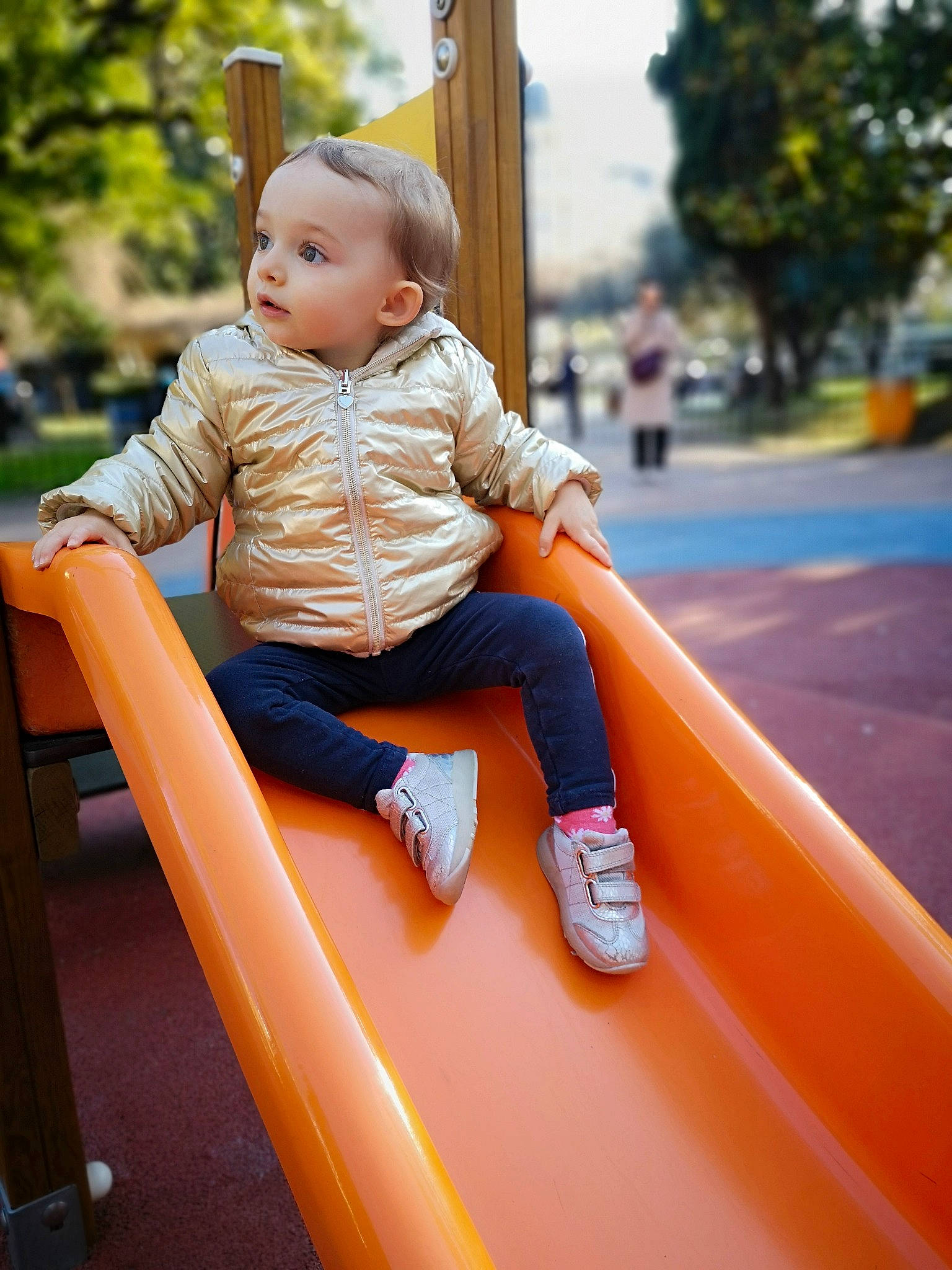 Emma participe au concours pour gagner de l'argent avec cette photo : baby_toddler_clothing, child, chute, city, electric_blue, fun, grass, happy, leg, leisure, orange, outdoor_play_equipment, person, playground, playground_slide, recreation, sitting, sleeve, t_shirt, toddler