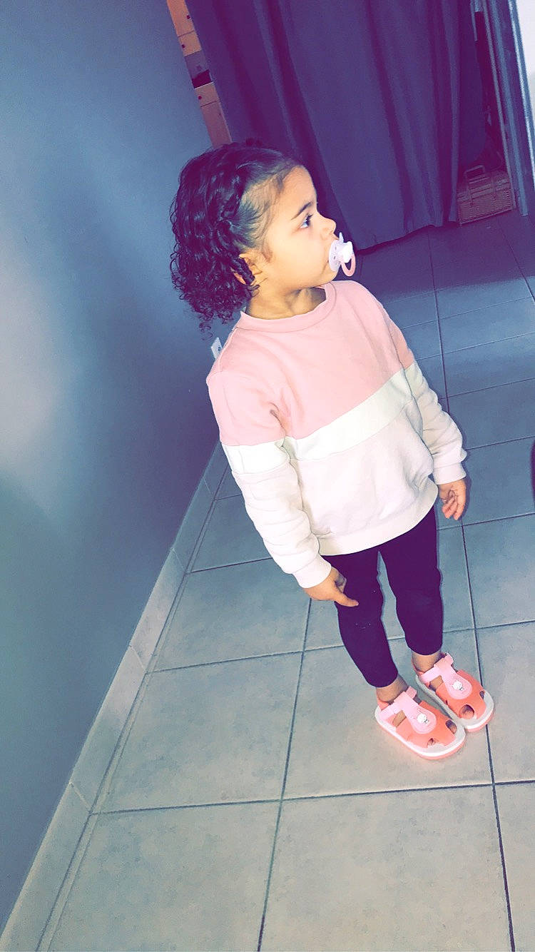 Zayna participe au concours pour gagner de l'argent avec cette photo : cool, denim, electric_blue, fashion_design, flash_photography, foot, fun, happy, human_leg, joint, knee, leisure, magenta, person, pink, sandal, street_fashion, thigh, tints_and_shades, toddler