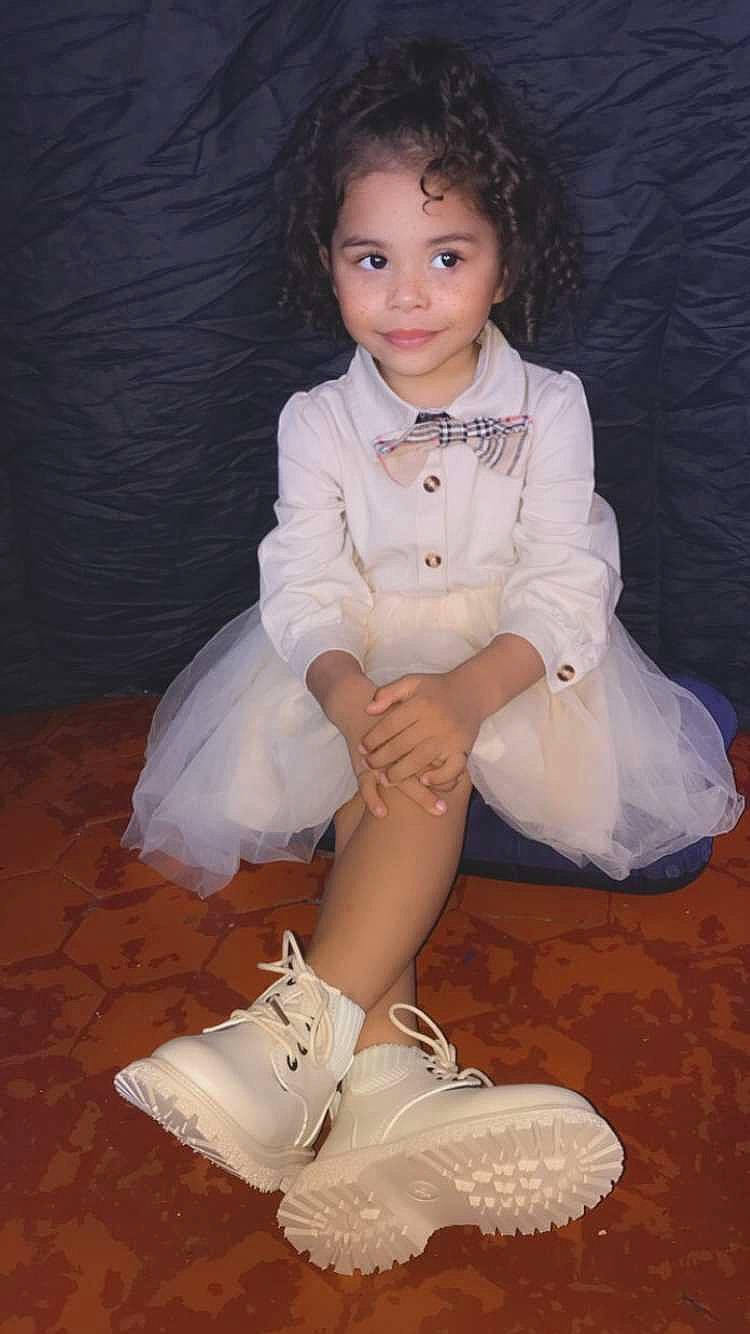 Zayna participe au concours pour gagner de l'argent avec cette photo : arm, baby_toddler_clothing, cheek, dress, dress_shirt, embellishment, flash_photography, flooring, formal_wear, hairstyle, human_leg, joy, knee, leg, person, skin, sleeve, smile, sock, thigh