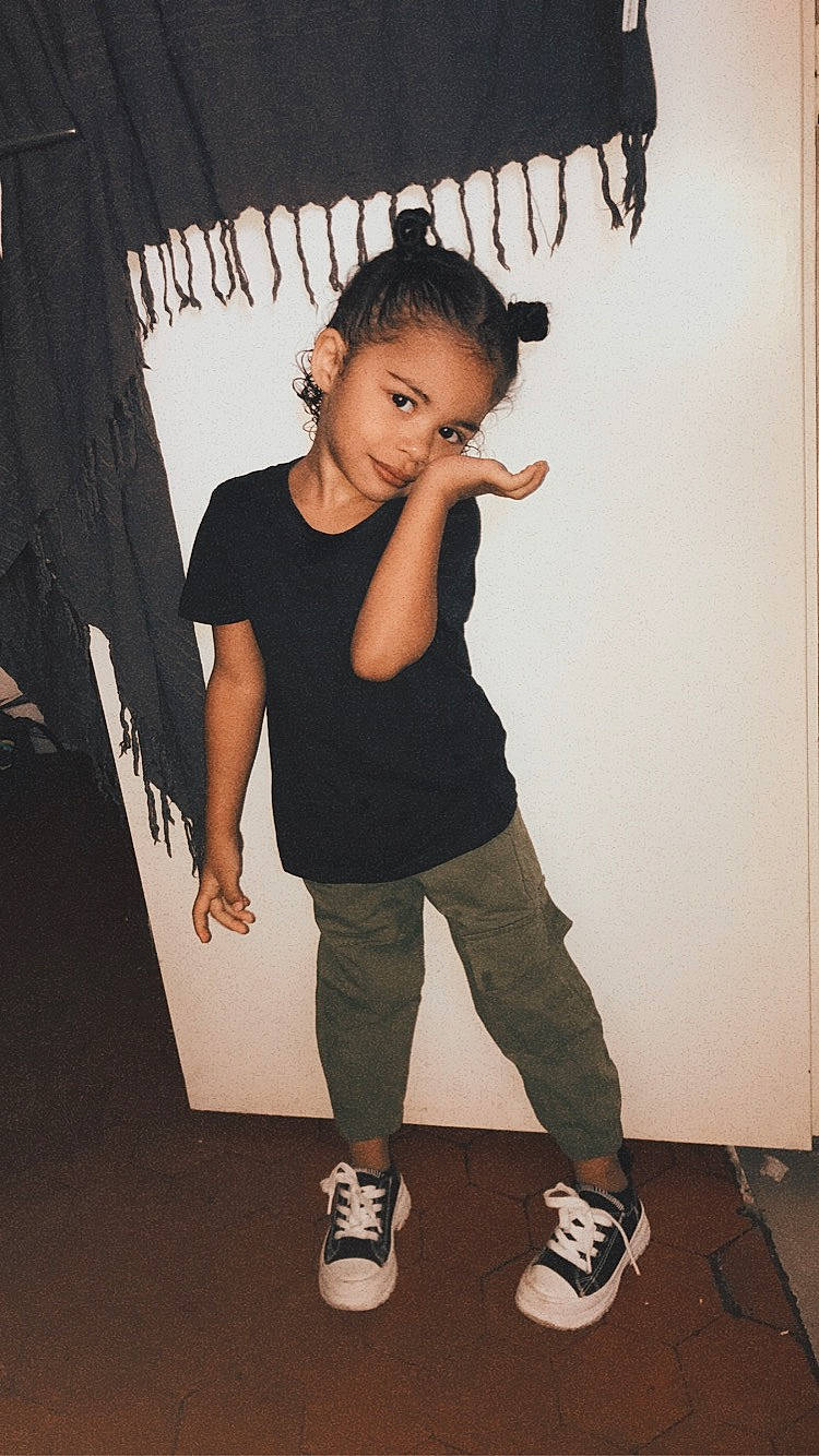 Zayna participe au concours pour gagner de l'argent avec cette photo : arm, black_hair, cool, fashion_design, flash_photography, gesture, hair, happy, joint, knee, leg, person, shoe, shoulder, sleeve, standing, style, t_shirt, waist, walking_shoe