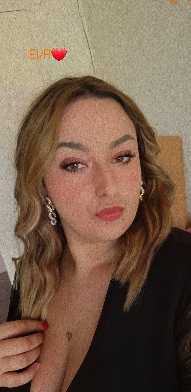 Eva a rejoint le concours — aidez-le/la à gagner de superbes lots ! cheek, chin, cool, ear, eye, eye_liner, eyebrow, eyelash, face, forehead, iris, jaw, lip, lipstick, makeover, material_property, mouth, neck, nose, person