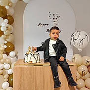 Jad participe au concours pour gagner de l'argent avec cette photo : balloons, birthday_cake, boots, cake, celebration, child, decorations, event, festive, gold, happy_birthday, indoor, leather_jacket, party, portrait, smiling, table, toddler, white, young_child