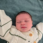 Yakin a rejoint le concours — aidez-le/la à gagner de superbes lots ! apparel, baby, blanket, child, closed_eyes, cozy, cute, face, green_stripes, indoors, infant, knitted_sweater, newborn, peaceful, portrait, relaxation, sleeping, soft_texture, warm, white
