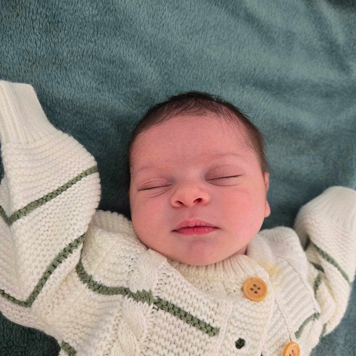 Yakin a rejoint le concours — aidez-le/la à gagner de superbes lots ! apparel, baby, blanket, child, closed_eyes, cozy, cute, face, green_stripes, indoors, infant, knitted_sweater, newborn, peaceful, portrait, relaxation, sleeping, soft_texture, warm, white