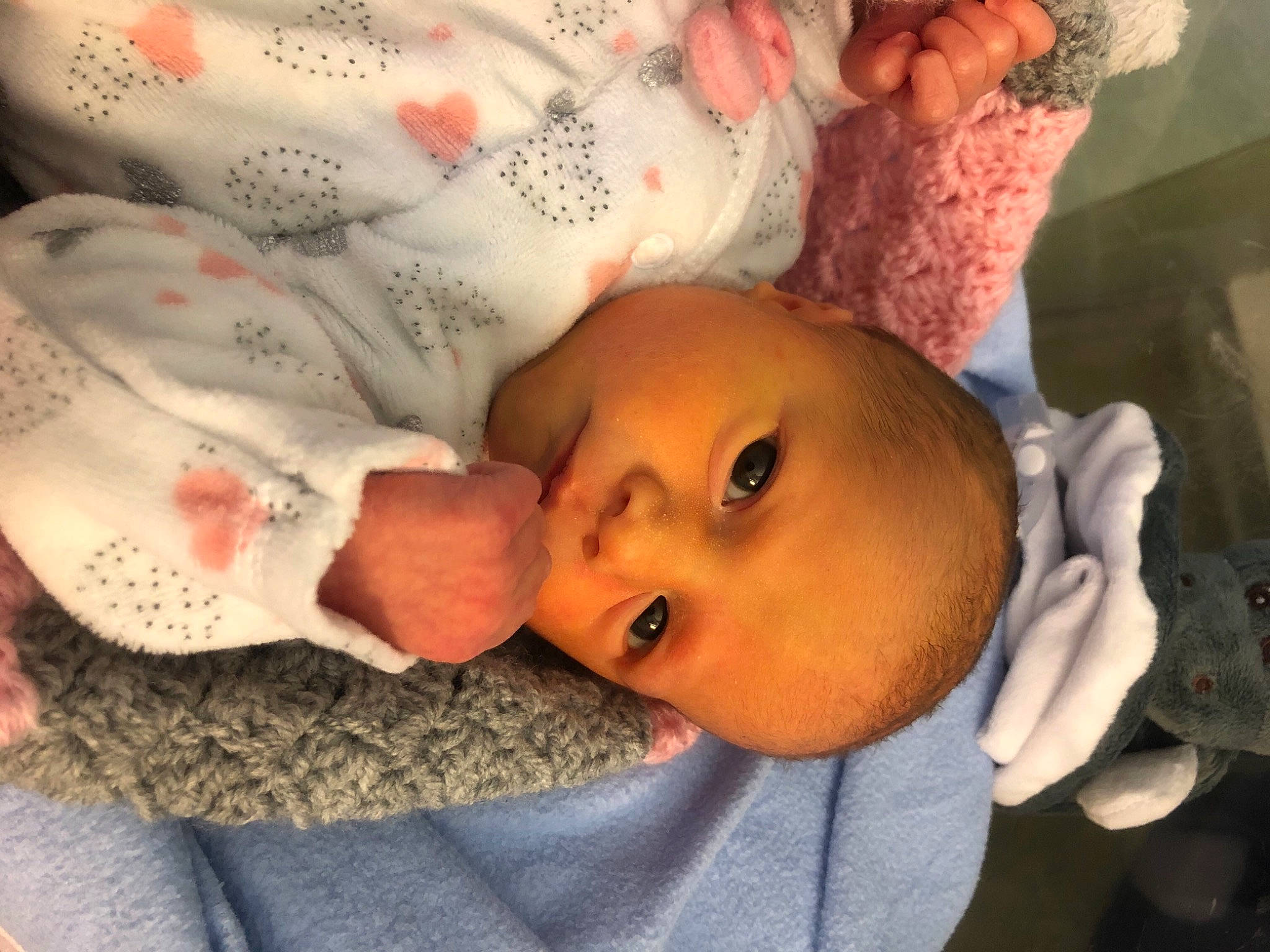 Malïa a rejoint le concours — aidez-le/la à gagner de superbes lots ! baby, baby_products, baby_safety, baby_toddler_clothing, bedtime, cheek, child, comfort, eye, eyelash, human_body, iris, linens, lip, mouth, nose, person, room, skin, textile