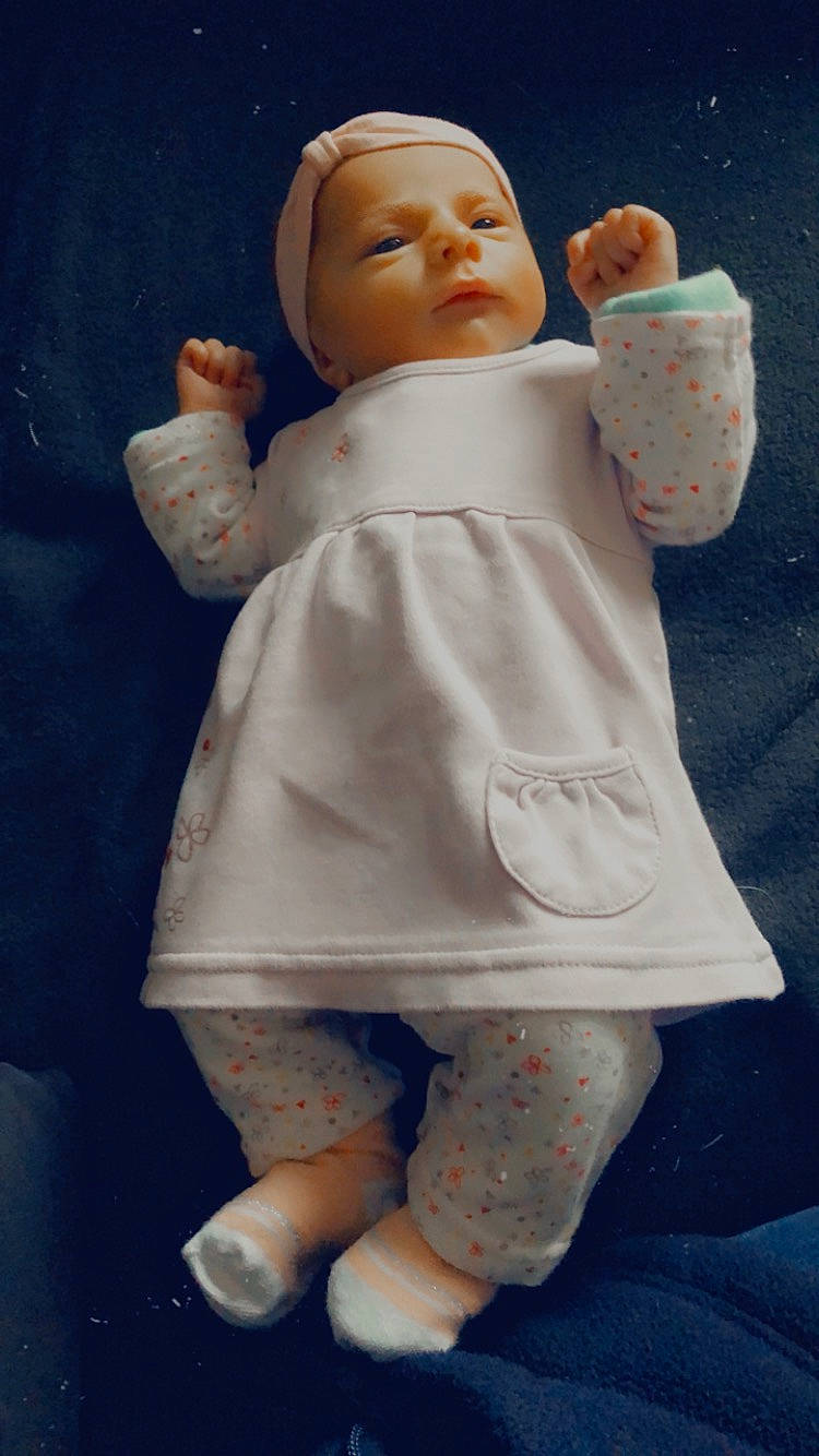 Malïa a rejoint le concours — aidez-le/la à gagner de superbes lots ! baby, baby_toddler_clothing, cheek, child, cup, doll, drinkware, finger, gesture, hand, human_leg, joint, lip, person, pink, skin, sleeve, tableware, thumb, toy