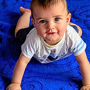 Valentin a rejoint le concours — aidez-le/la à gagner de superbes lots ! baby, child, crawling, blue_blanket, white_shirt, shorts, face, eyes, smile, hand, arm, cute, indoor, infant, portrait, person, skin, hair, floor, expression