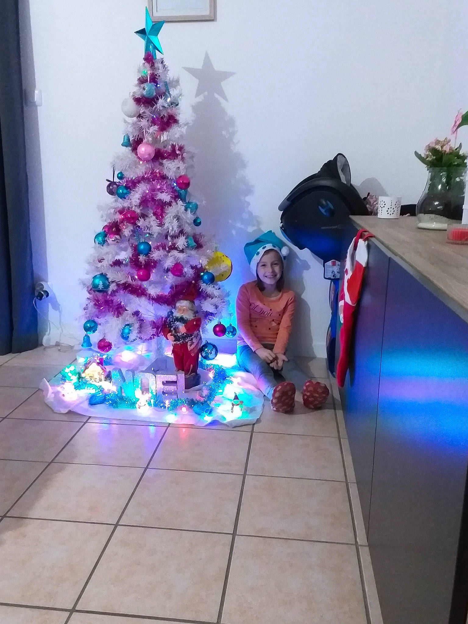 Noëlly a rejoint le concours — aidez-le/la à gagner de superbes lots ! architecture, christmas, christmas_decoration, christmas_eve, christmas_lights, christmas_ornament, christmas_tree, conifer, event, fir, headwear, holiday, holiday_ornament, interior_design, joy, person, pine_family, plant, tradition, tree