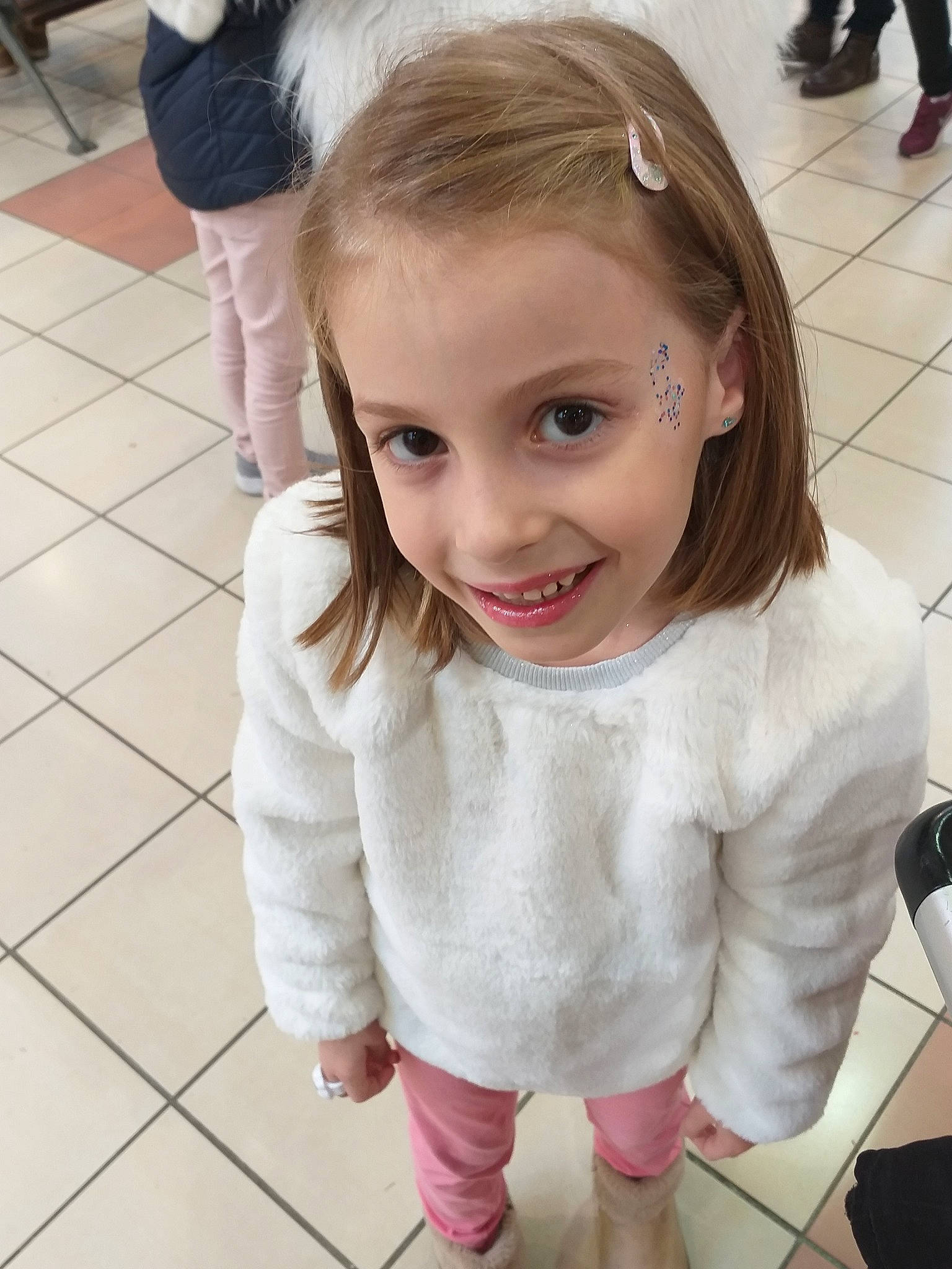 Noëlly a rejoint le concours — aidez-le/la à gagner de superbes lots ! beauty, blond, cheek, child, ear, eye, face, facial_expression, floor, flooring, forehead, hair, hairstyle, head, joy, leg, long_hair, nose, person, skin