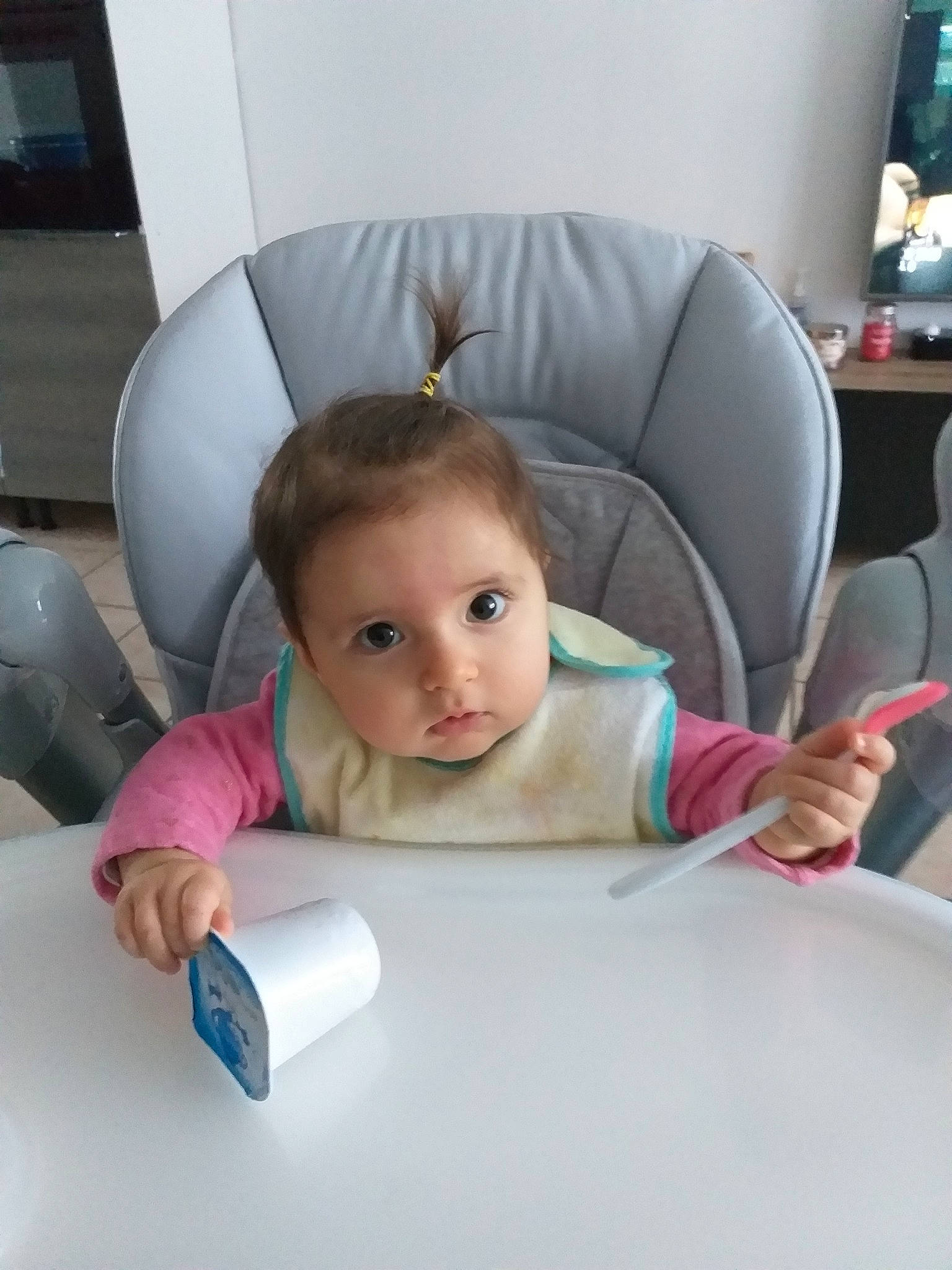 Kaly participe au concours pour gagner de l'argent avec cette photo : baby, beauty, child, electronic_device, head, person, pink, play, room, sitting, skin, toddler, vacation