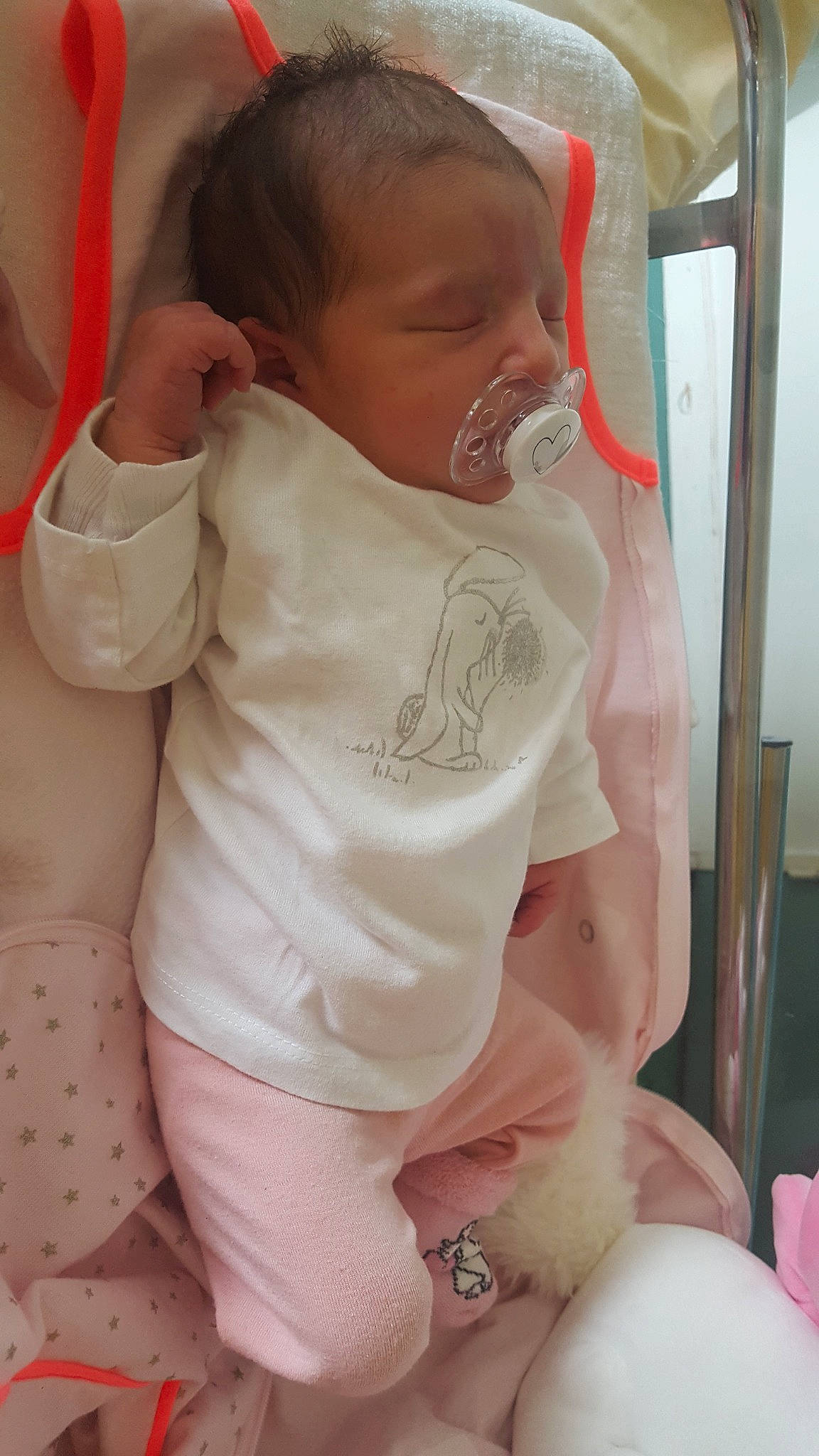 Kaly a rejoint le concours — aidez-le/la à gagner de superbes lots ! baby, cheek, child, finger, neck, person, pink, skin, toddler