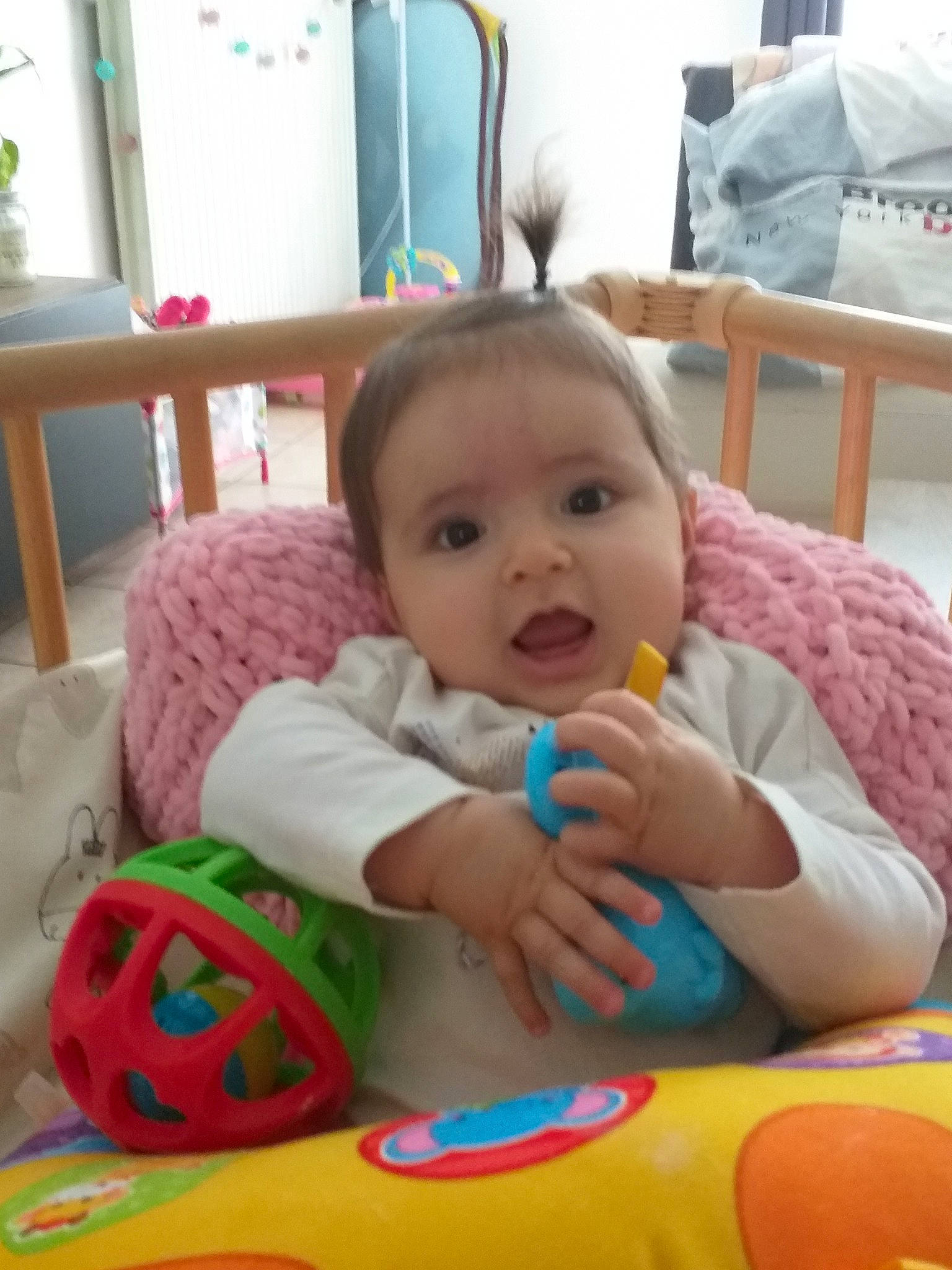 Kaly a rejoint le concours — aidez-le/la à gagner de superbes lots ! baby, baby_playing_with_toys, baby_products, baby_toys, child, person, play, product, sitting, skin, surprise, toddler, toy