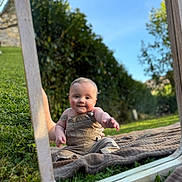 Gabin participe au concours pour gagner de l'argent avec cette photo : baby, child, mirror, reflection, outdoor, grass, blanket, smile, happy, nature, sunny, blue_sky, greenery, overalls, cute, portrait, sitting, daylight, wooden_frame, curious