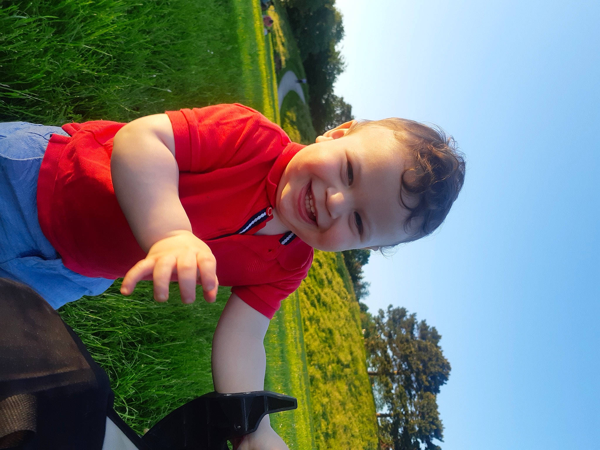 Bilel a rejoint le concours — aidez-le/la à gagner de superbes lots ! cool, electric_blue, flash_photography, fun, grass, green, happy, human_body, joy, leisure, mammal, people_in_nature, person, plant, recreation, shoulder, sky, smile, toddler, tree